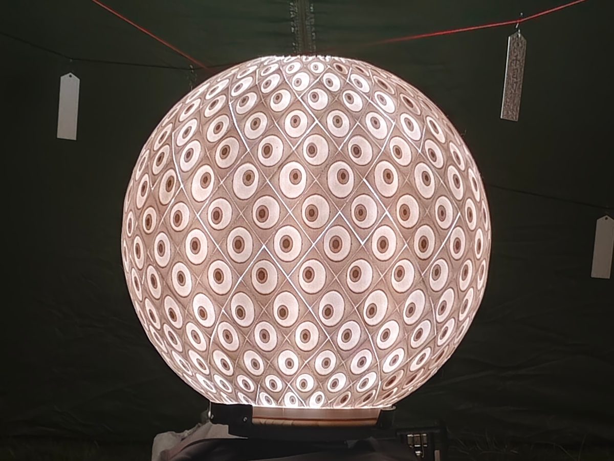 目玉模様が並ぶ球体の灯籠「千目灯籠」